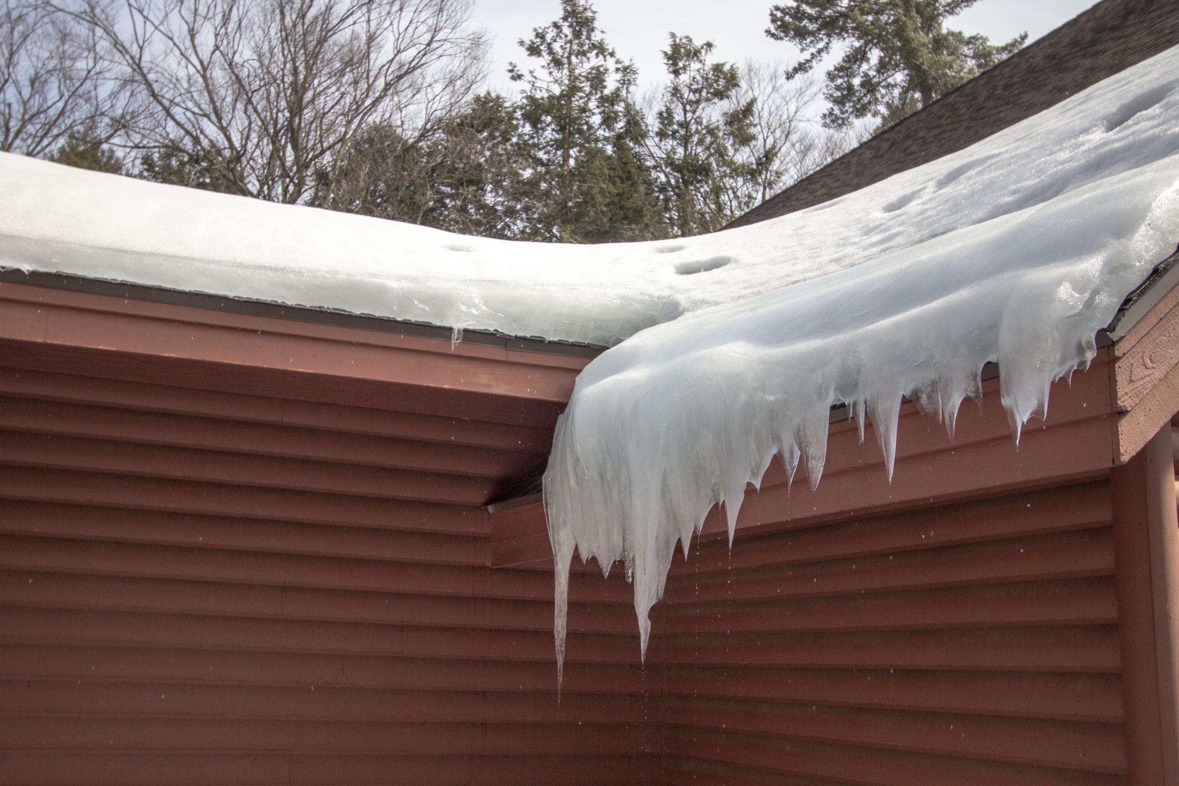Don’t Let Ice Dams Ruin Your New Year: The 5‑Point Winter Roof & Siding Checkup